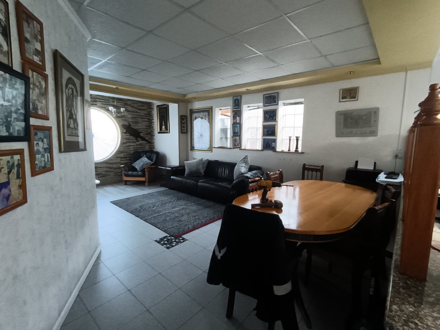 6 Bedroom Property for Sale in Maitland Western Cape
